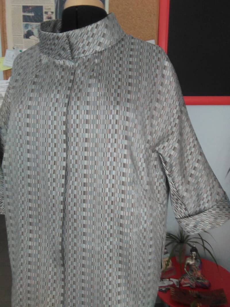 Abrigo de mujer con estampado geométrico