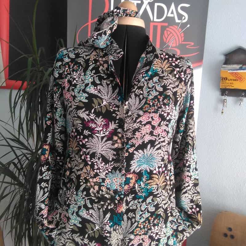 Blusa de mujer con estampado floral