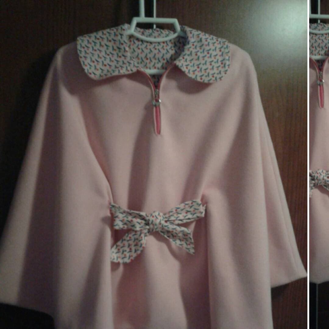 Capa infantil rosa con lazo artesanal