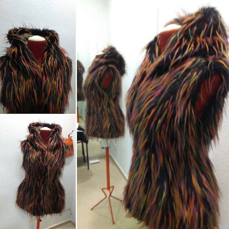 Chaleco de pelo sintético colorido