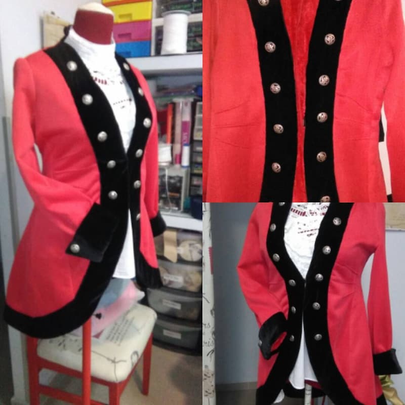 Chaqueta roja vintage con botones metálicos