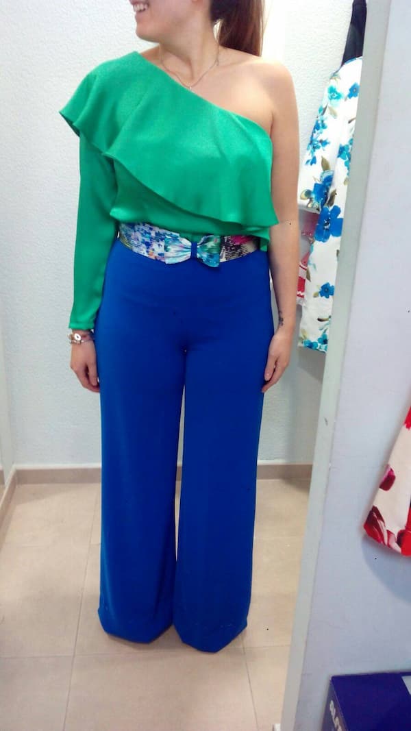 Conjunto de fiesta con blusa verde y pantalón azul