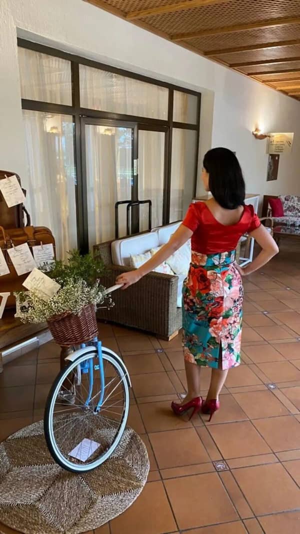 Falda lápiz estampada con blusa roja