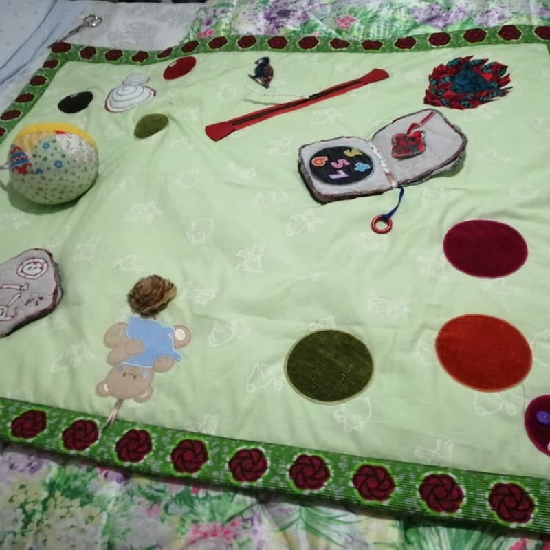 Manta sensorial para bebé artesanal