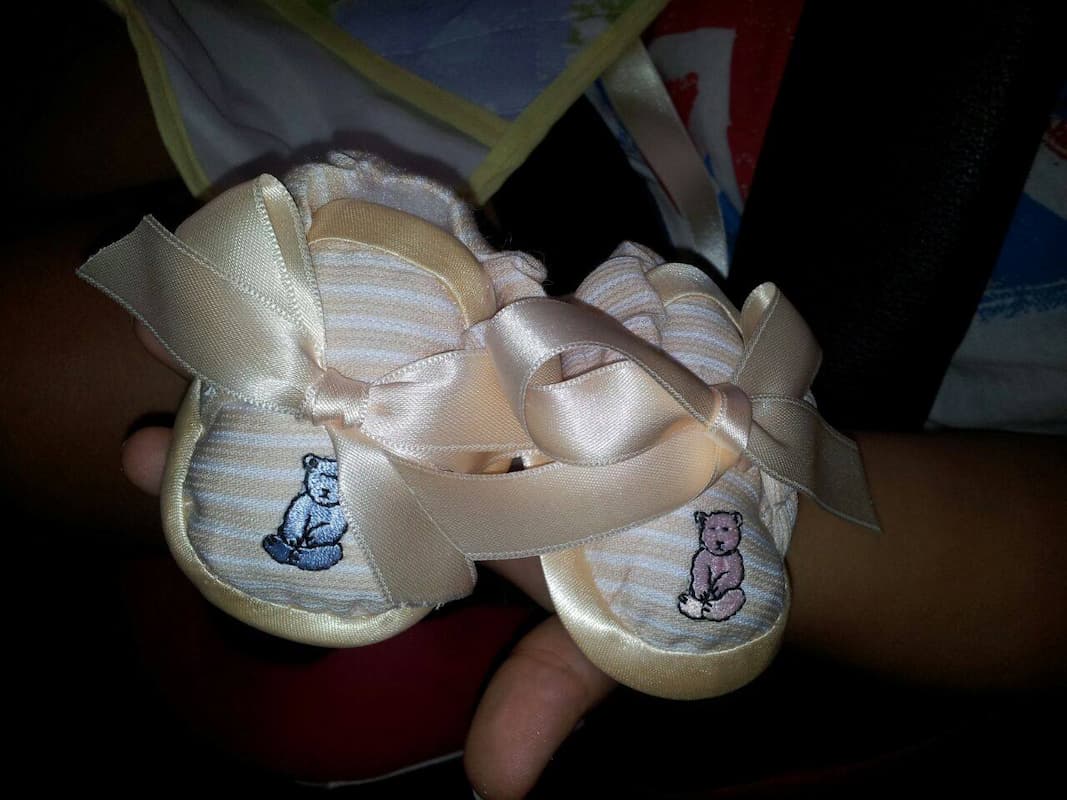 Patucos de bebé bordados hechos a mano