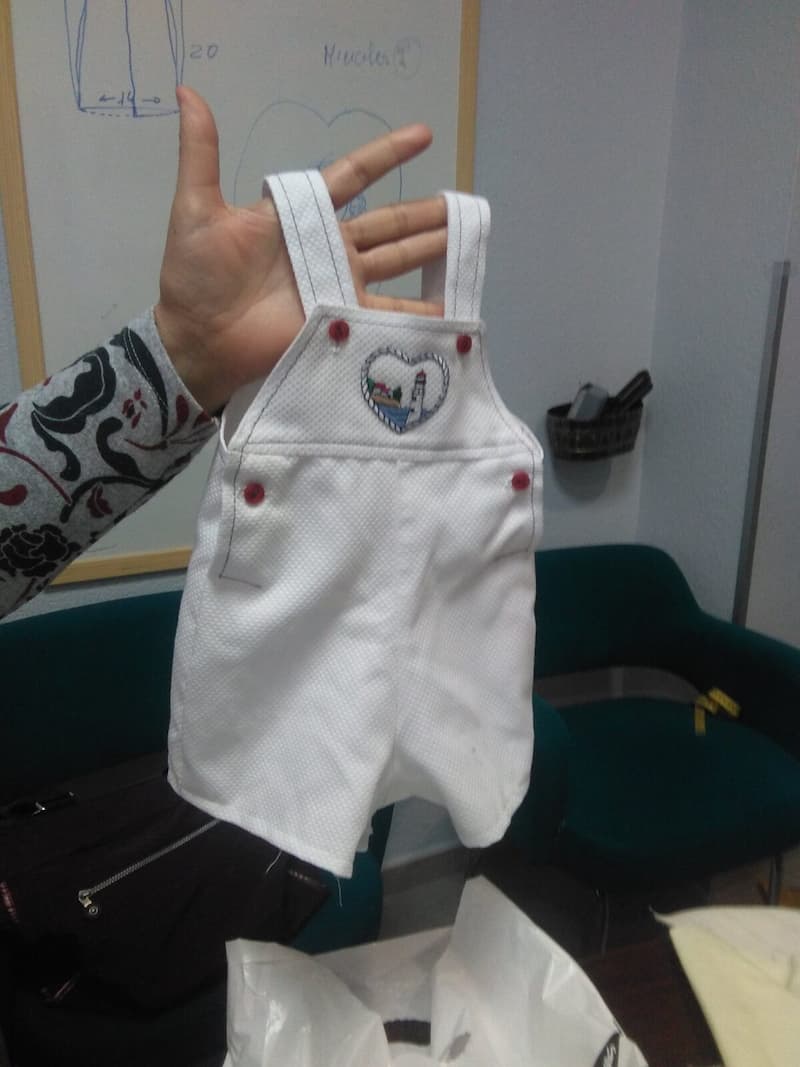Peto de bebé blanco con bordado artesanal