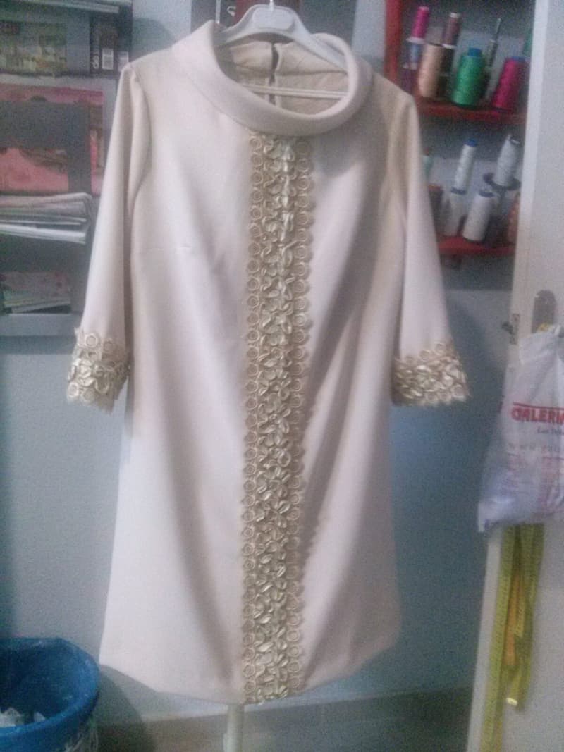 Vestido corto beige con encaje artesanal