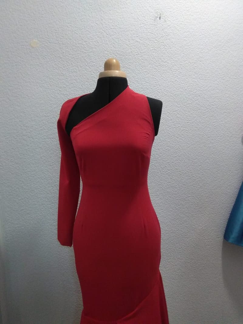 Vestido de fiesta rojo asimétrico