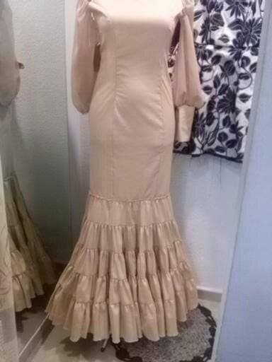 Traje de flamenca beige elegante hecho a mano - Tradición y calidad en Córdoba