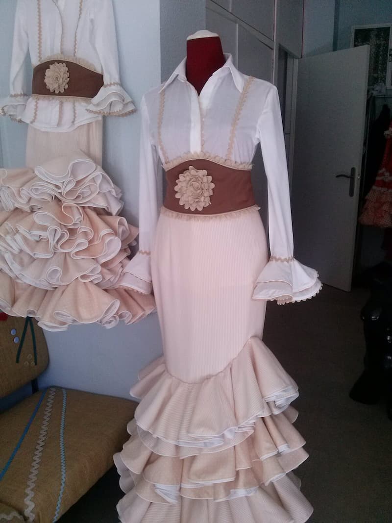 Vestido de flamenca beige con volantes hecho a medida