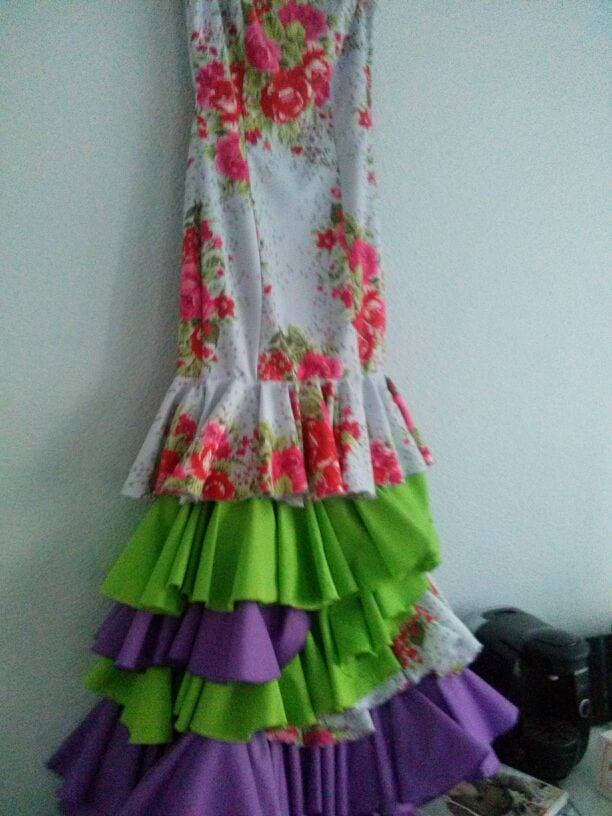 Vestido de flamenca con estampado floral colorido