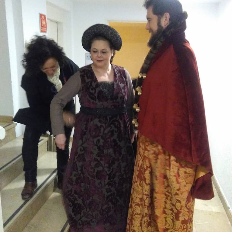 Vestuario de época medieval para obras de teatro